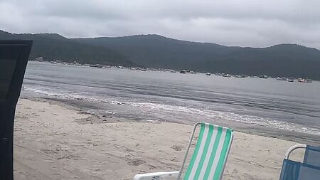 Angelica, une milf en string sur la plage, s'exhibe