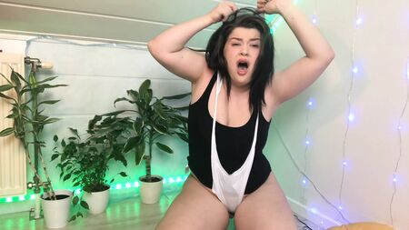 se faire tirer le slip jusqu'aux fesses tout en suçant une bite