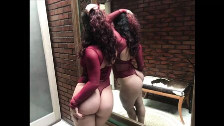 Les coulisses de la séance photo en extérieur de la mannequin aux formes généreuses Mida Mae