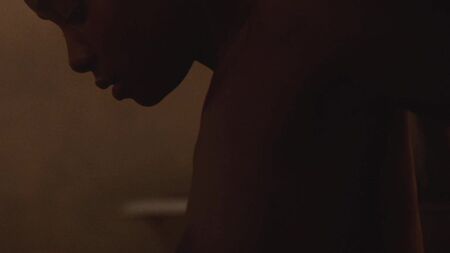 KiKi Layne seins nus dans « IF BEALE STREET COULD TALK » : seins et tétons