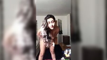 Une Indienne canadienne sexy se masturbe debout