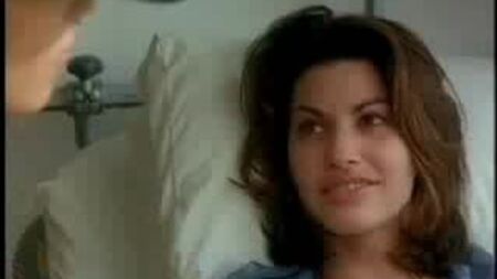 Elizabeth Berkley et Gina Gershon, les vedettes de « Showgirls », s'embrassent
