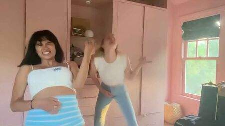 Diane Guerrero et son amie blonde sexy en train de danser