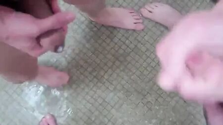 Pipe collective sous la douche de la salle de sport avec éjaculation