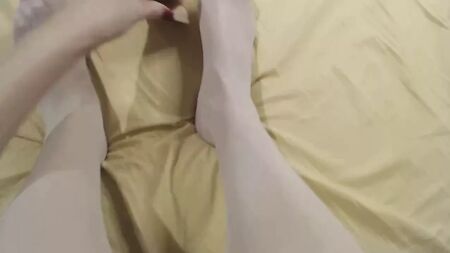 Jeux fétichistes des pieds avec un sextoy
