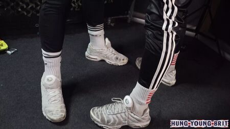Un sosie de Max Verstappen, chaussé de Nike TN et vêtu d'un survêtement, baise en cachette un jeune Néerlandais bien musclé et jouit