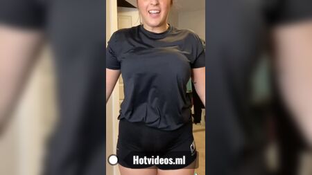 Tati Xo exhibe ses gros seins naturels