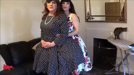 Madame C met le ceinture de chasteté rose à Angelica
