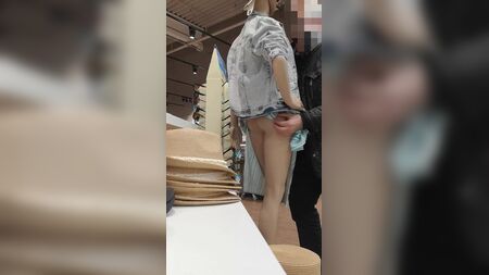 Un petit moment de rigolade avec un mannequin (mannequin de vitrine)