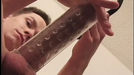Des jeunes hommes blancs sexy aux corps musclés utilisent des pompes à pénis pour obtenir des pénis énormes