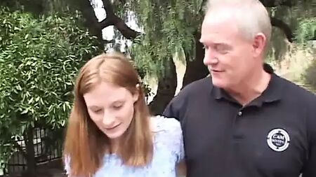 Une pute enceinte et son amie se font baiser par tout un groupe
