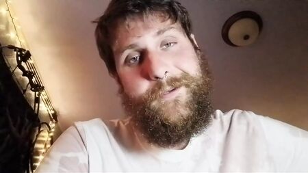 Un dominant au langage cru s'amuse avec sa grosse bite