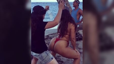 Ashley Graham et son gros cul font du twerk sur la plage