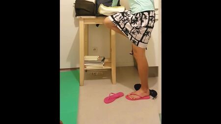 Une enseignante de CE2 troque ses talons contre des tongs en classe
