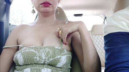 Mon ami et sa copine : sexe risqué en plein air, une fille sexy en pleine action dans une voiture