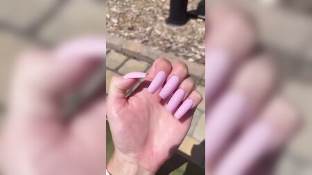 Les ongles rose pâle de Talyn