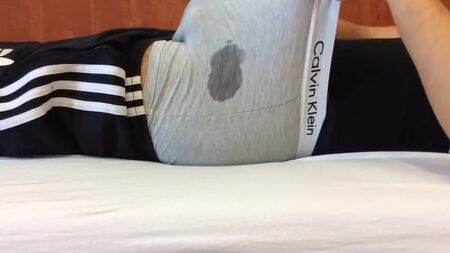 C'est moi, GreGG69SKuLL. Ma bite jouit encore une fois dans mon boxer Calvin Klein