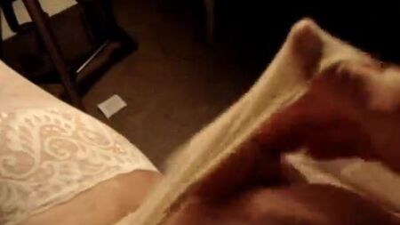 Je fais juste le coquin dans une culotte en nylon pour femme