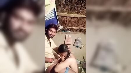 Une mère indienne nue et son beau-père en train de sucer une bite