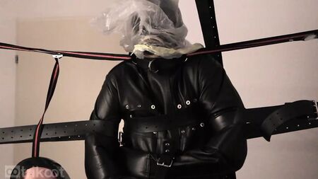 Bondage debout dans une camisole de force en cuir