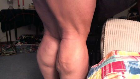 Jambes lourdes, gros mollets : une séance nocturne en talons noirs