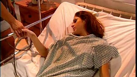 Un gros gode-ceinture remplit la jolie petite chatte de cette adolescente brune en fugue