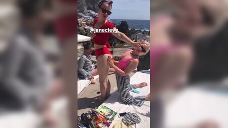 Mae Whitman caresse les fesses de Jane Levy