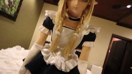Un kigurumi joue avec son pénis