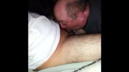 Des hommes d'âge mûr qui sucent un beau pénis