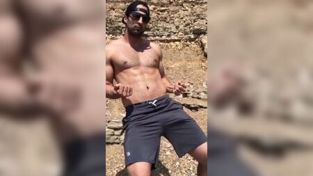 Un mec sexy avec une énorme bosse dans son short