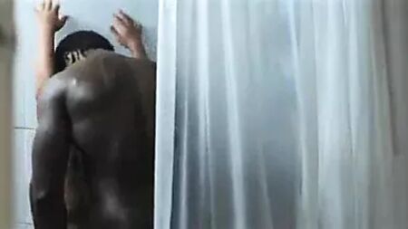 50 Cent se tape une salope sous la douche