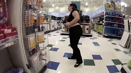 Un homme rondouillet pète en public pendant qu'il fait ses courses