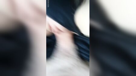 Sa mère l'appelle pendant qu'elle est en train de baiser
