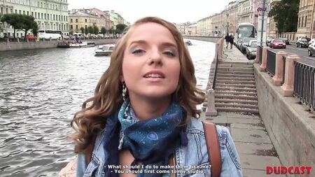 Le mec accepte de tourner un film porno
