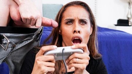La belle-mère s'amuse avec la manette de jeu vidéo de son beau-fils - MommyBlowsBest