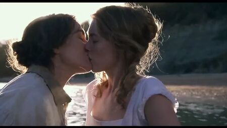 Saoirse Ronan et Kate Winslet dans diverses scènes de sexe lesbien