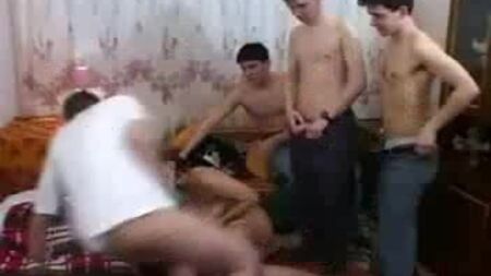 Une femme nymphomane comble son fils et ses amis de sexe