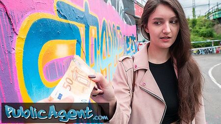 Actrice amateur – Une étudiante en art de 19 ans, très mignonne, aux jolis seins naturels, s'adonne à des ébats en plein air avec une grosse bite