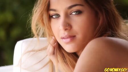 Une fille super sexy se caresse la chatte