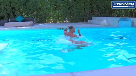 Des beaux gosses en maillot de bain se déshabillent pour un hommage aux fesses au bord de la piscine