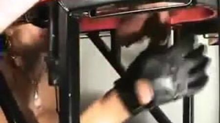 Une dominatrice utilise une bite et des couilles comme sac de frappe