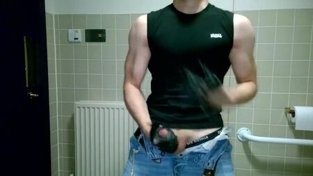 Masturbation avec un gant de conduite en cuir noir
