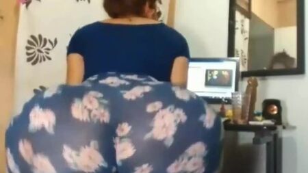 Un cul énorme dans un legging moche