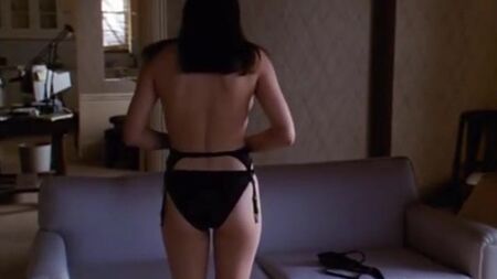 Jennifer Connelly se déshabille pour ne garder qu'un soutien-gorge et une culotte sexy