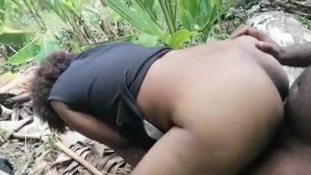 Baise dans la brousse en Papouasie-Nouvelle-Guinée