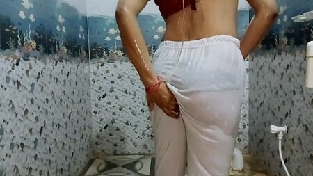 Voir une maman indienne se baigner en legging blanc m'aide à me sentir mieux