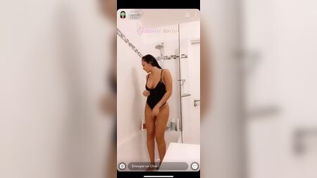 LEANA TV, TÉLÉ-RÉALITÉ, DOUCHE, CLICHÉS SEXY, GROS SEINS ET GROS CUL