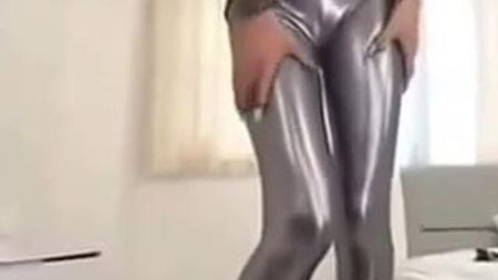 une superbe fille en leggings argentés brillants