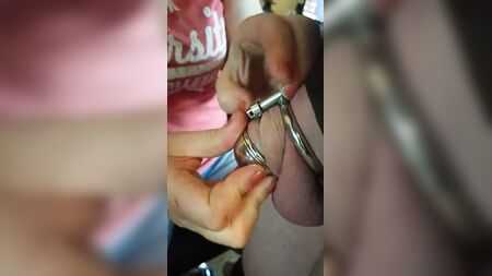 Enfermer dans un petit dispositif de chasteté