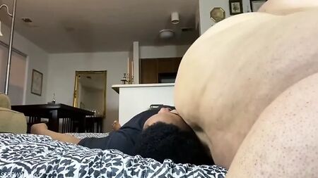 SSBBW : face-sitting nue